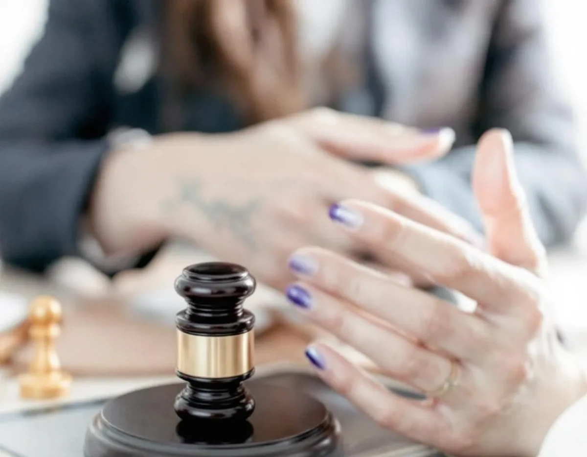 Arbitrage vs Médiation: Choisir le Moyen de Résolution Idéal